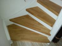 Treppenlauf mit neuen Umfassungsstufen aus Buchenparkett